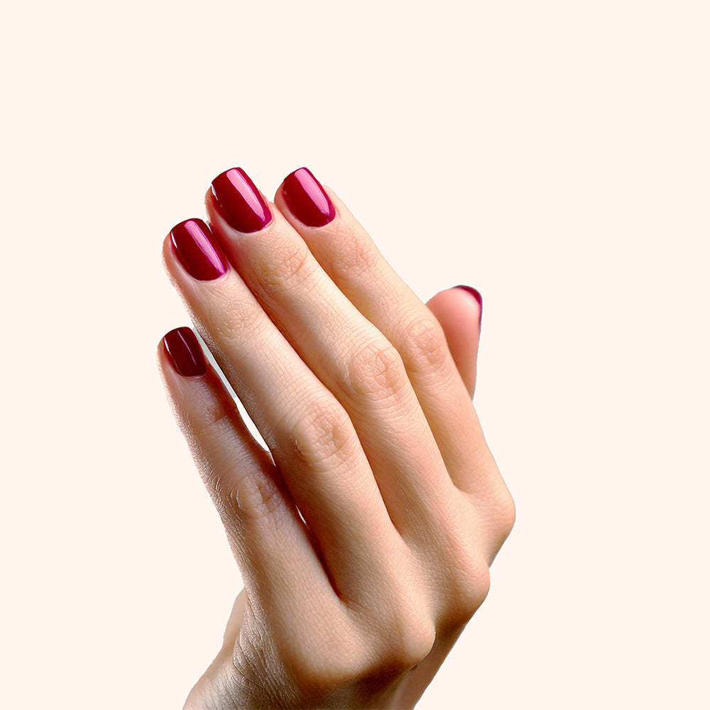 Gel Polish rouge cerise foncé Cherrywood sur main