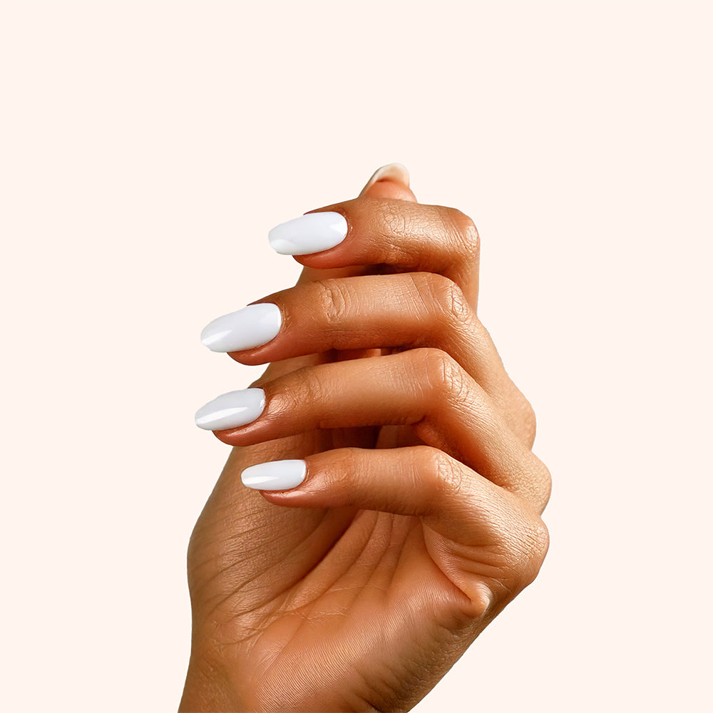 Gel Polish ou vernis blanc pur tendance pour French manucure moderne