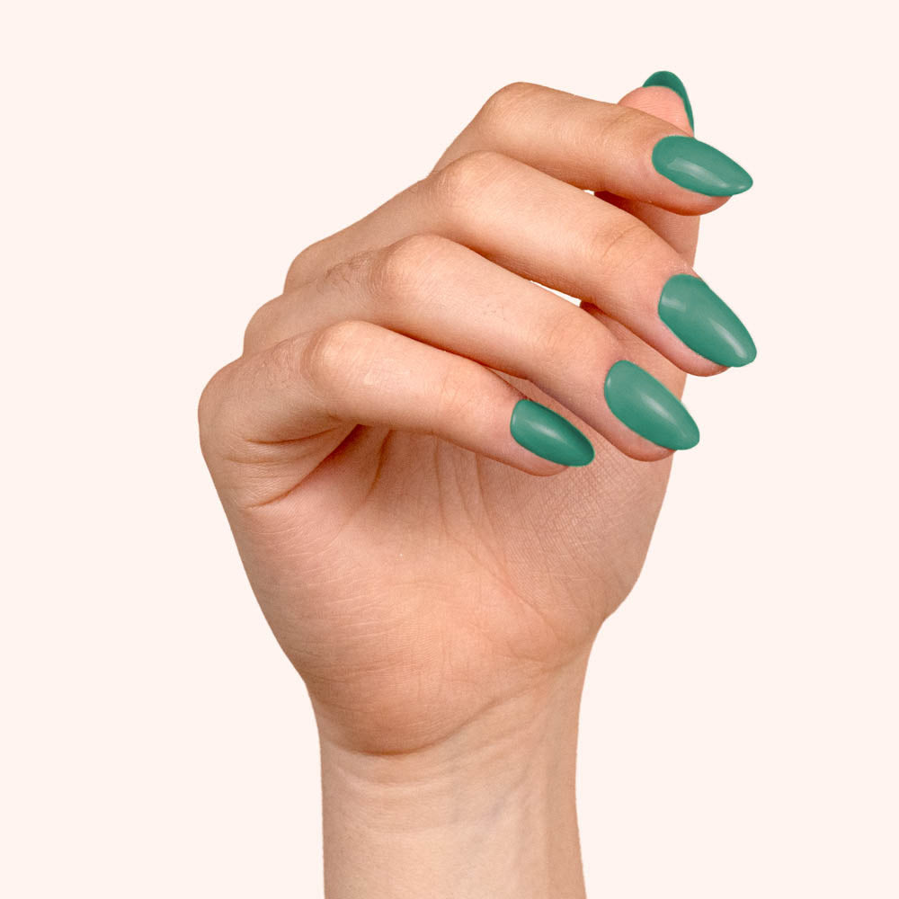 Gelpolish vert jade naturel tendance sur manucure élégante