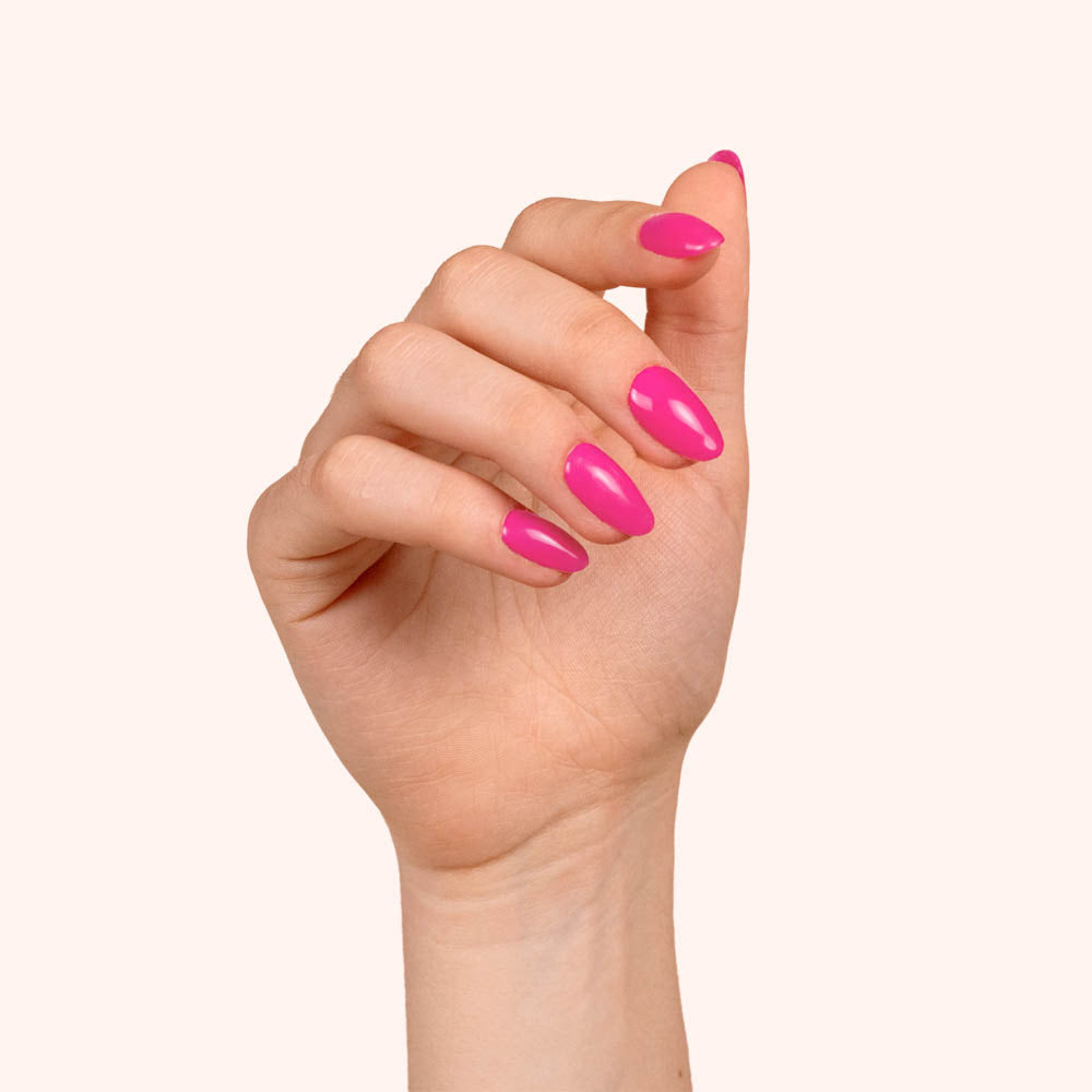 Gel polish tendance rose pêche lumineux Pink Passion sur main féminine