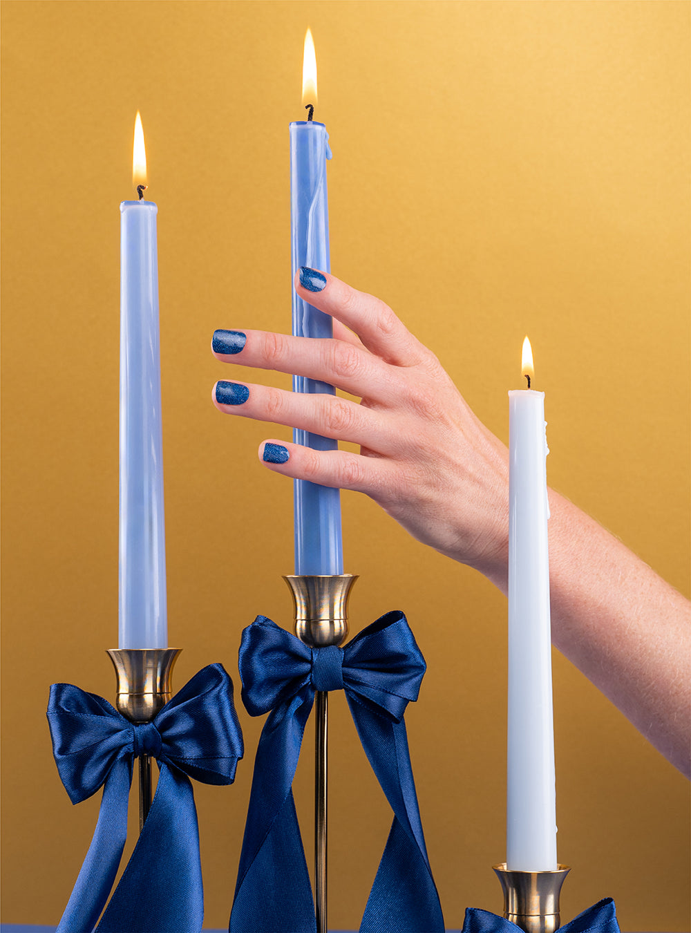 Ongles Noël 2025 avec vernis bleu et reflets scintillants, manucure festive semi-permanente