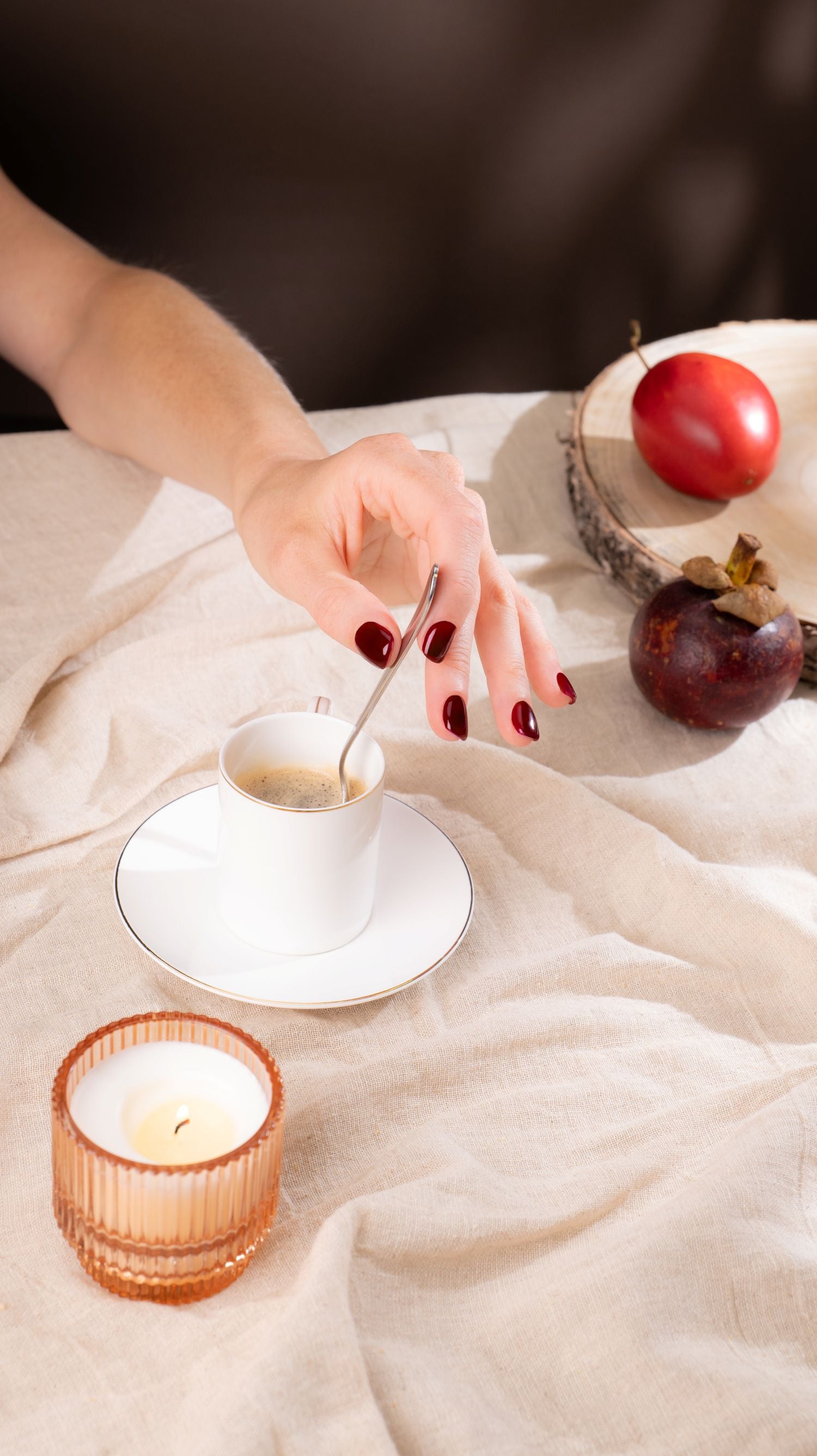 Couleurs rouges automne 2025 pour ongles – manucure intense et sophistiquée en bordeaux et rouge profond