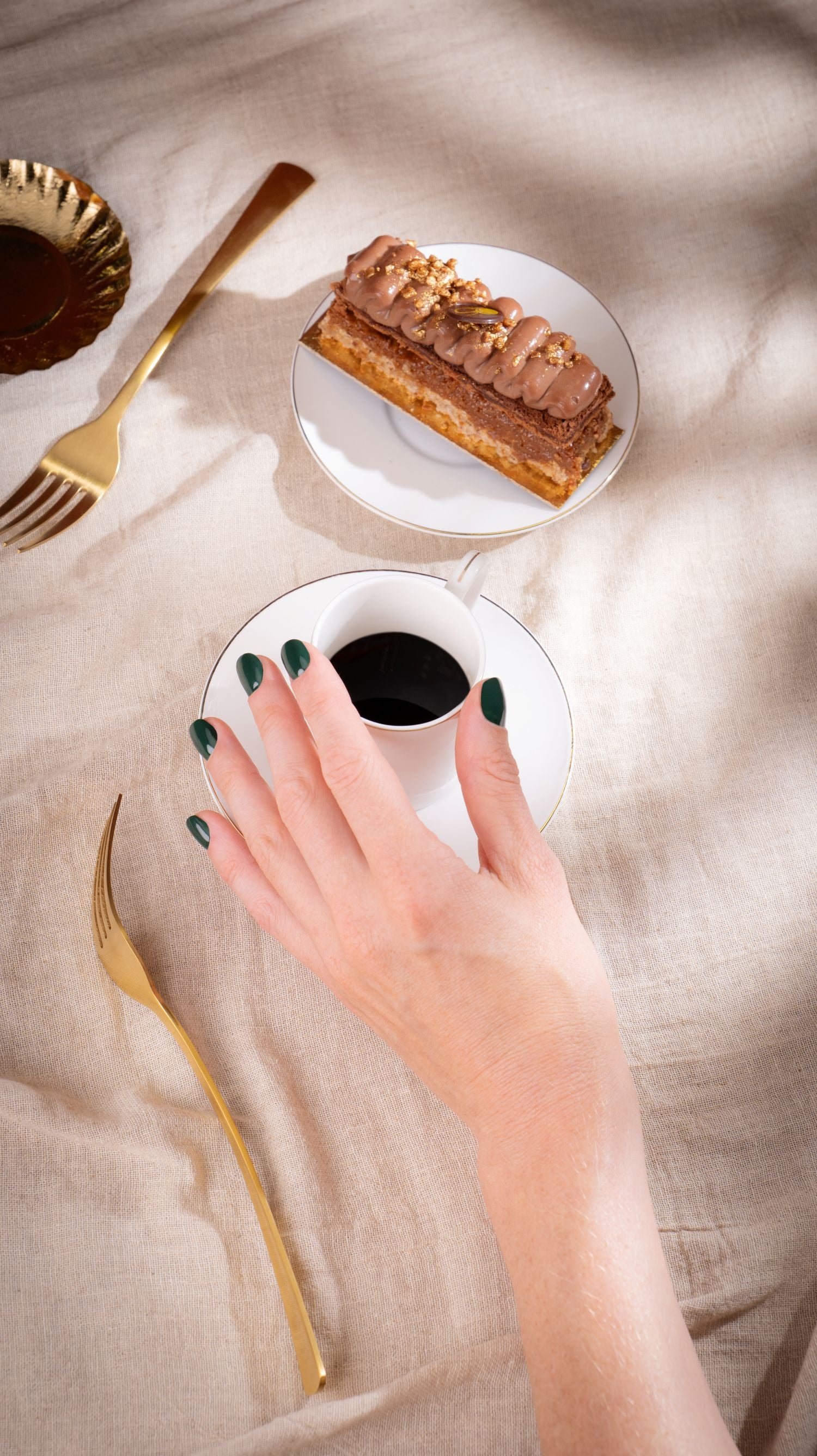 Couleurs vertes automne 2025 pour ongles – nail art moderne et forestier avec des tons kaki et vert profond